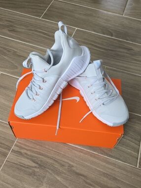 Nike Women's White and Light Pink Lace-Up Sneakers